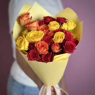 Кустовая роза Букет из 7 ярких кустовых роз