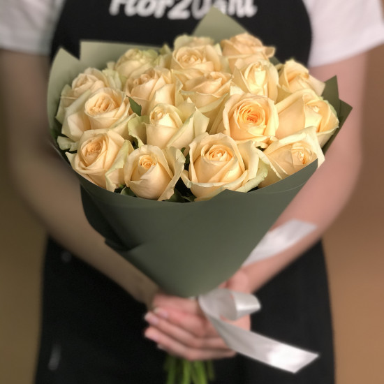 Розы Букет из 15 кремовых роз (70 см)