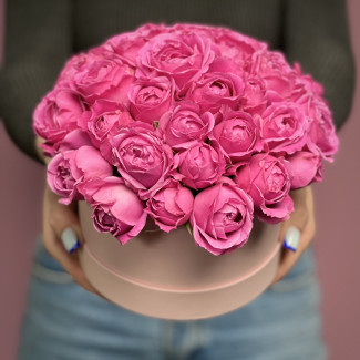 Кустовая роза Малиновые кустовые пионовидные розы в коробке "S"
